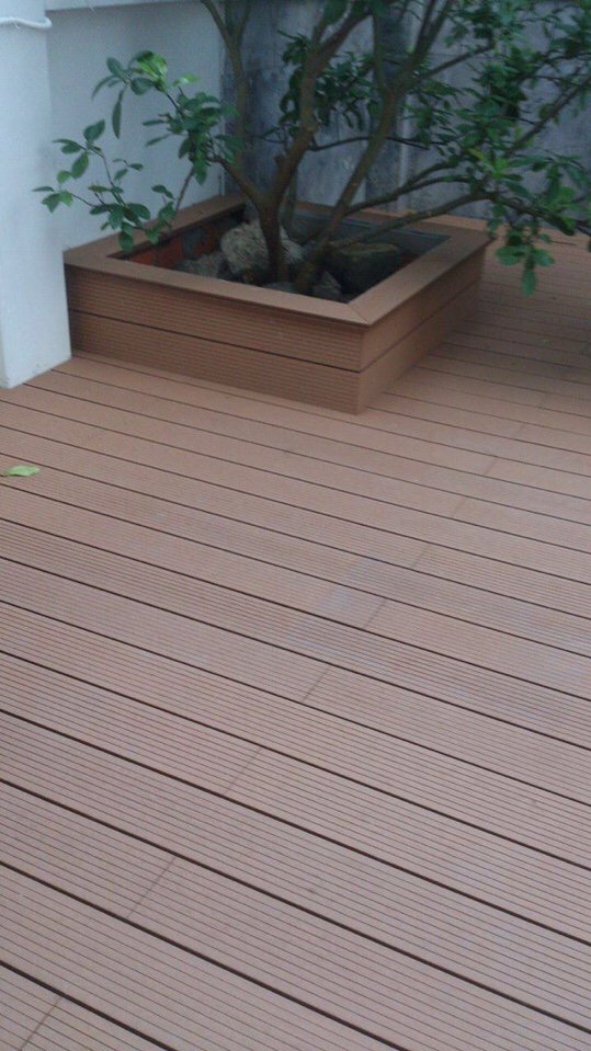 S&agrave;n gỗ nhựa l&agrave;m s&acirc;n vườn ngo&agrave;i trời