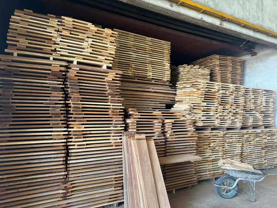 S&agrave;n gỗ Teak tự nhi&ecirc;n L&agrave;o Vinh Nghệ An