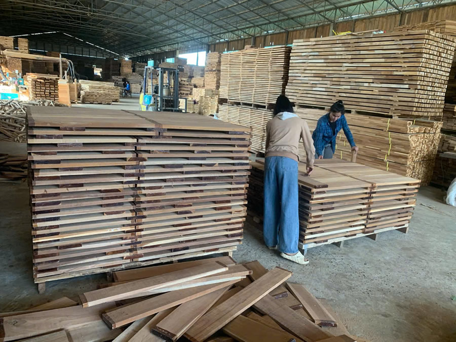 S&agrave;n gỗ Teak tự nhi&ecirc;n L&agrave;o Vinh Nghệ An
