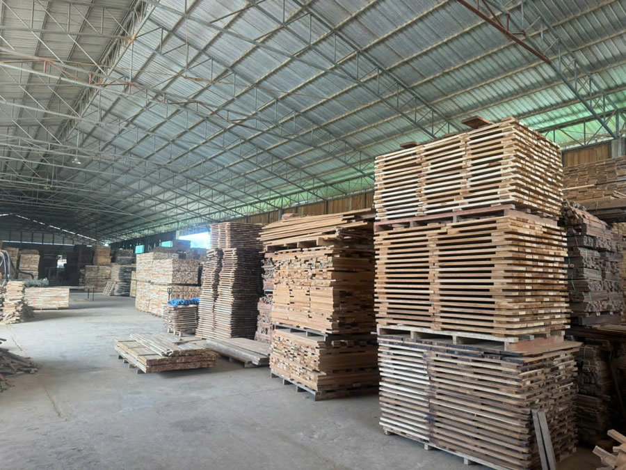 S&agrave;n gỗ Teak tự nhi&ecirc;n L&agrave;o Vinh Nghệ An