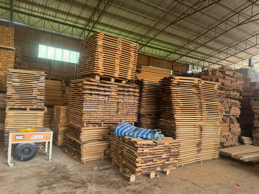 S&agrave;n gỗ Teak tự nhi&ecirc;n L&agrave;o Vinh Nghệ An