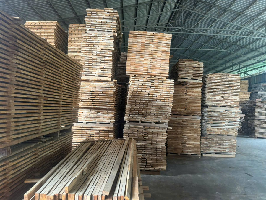 S&agrave;n gỗ Teak tự nhi&ecirc;n L&agrave;o Vinh Nghệ An